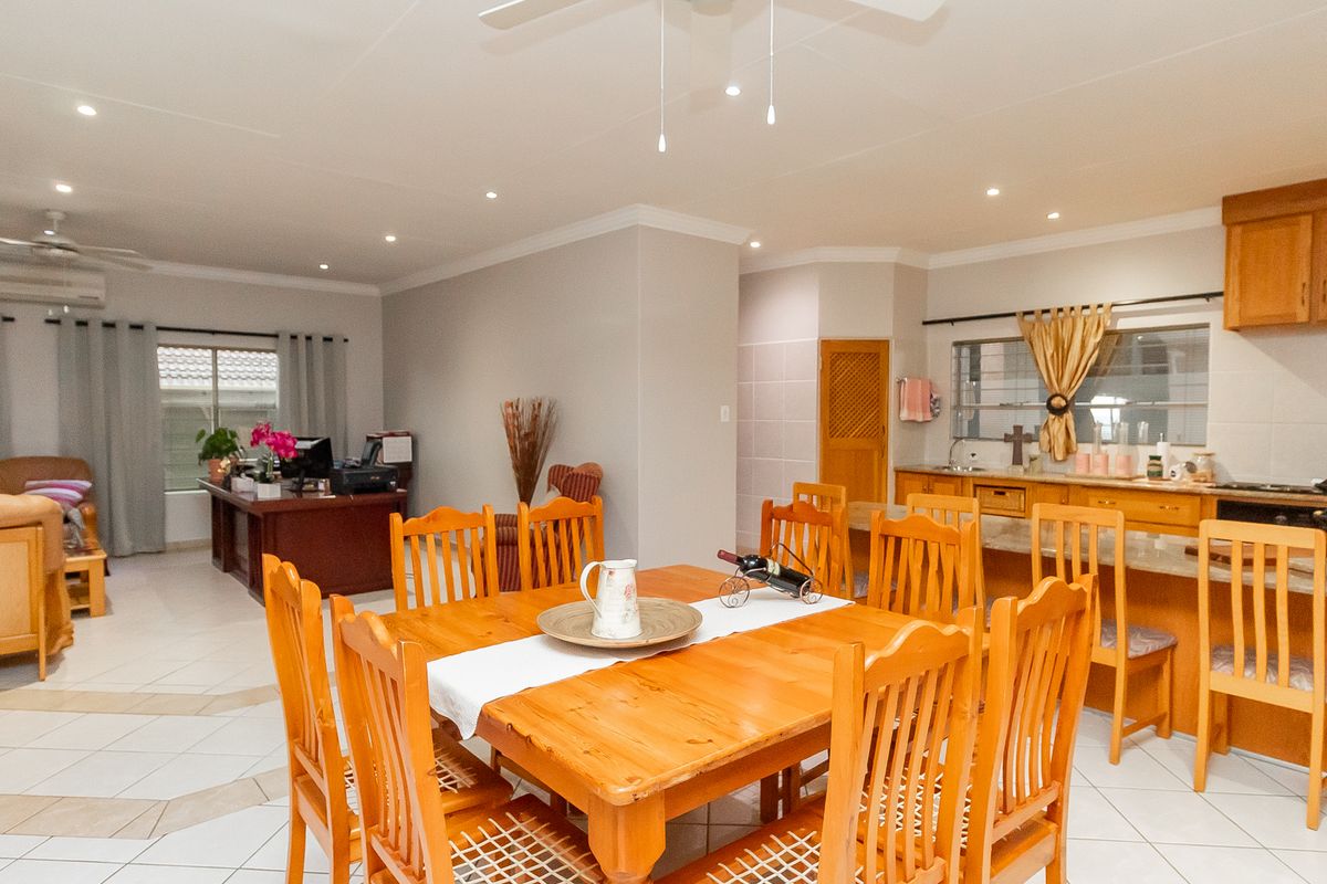 Spacious Family home in Secure Boomed-Off Area - Faerie Glen - Photo 5