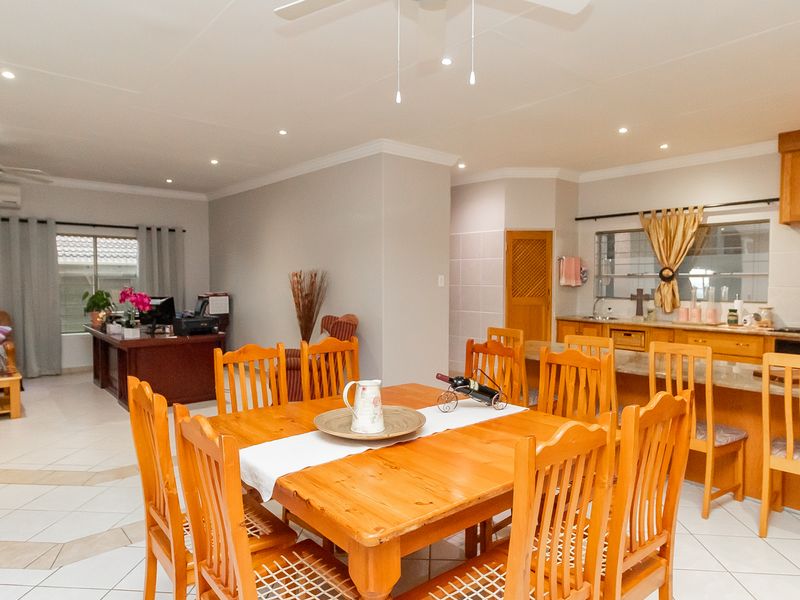 Spacious Family home in Secure Boomed-Off Area - Faerie Glen - Photo 5