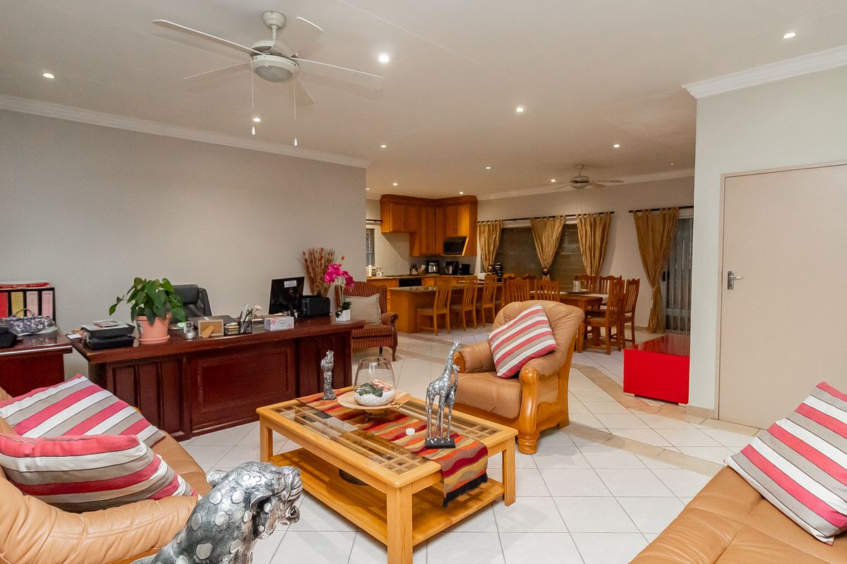 Spacious Family home in Secure Boomed-Off Area - Faerie Glen - Photo 3