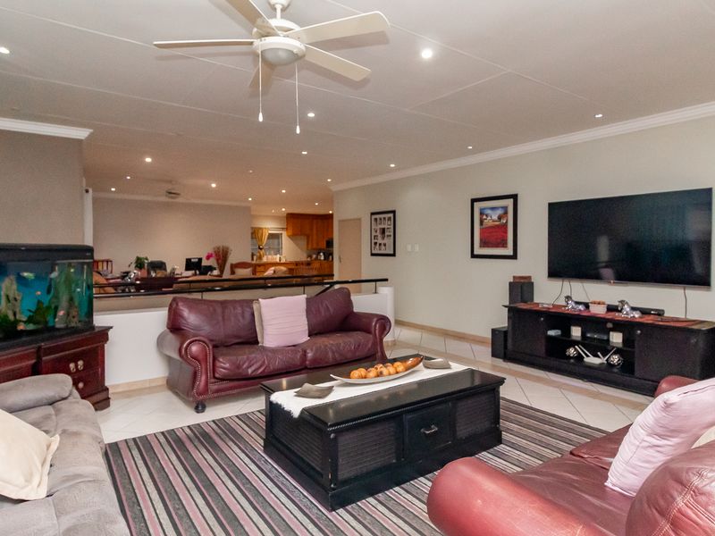 Spacious Family home in Secure Boomed-Off Area - Faerie Glen - Photo 9