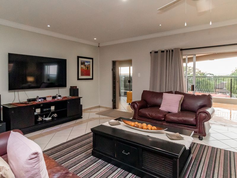 Spacious Family home in Secure Boomed-Off Area - Faerie Glen - Photo 10