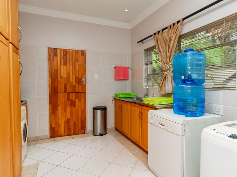 Spacious Family home in Secure Boomed-Off Area - Faerie Glen - Photo 8