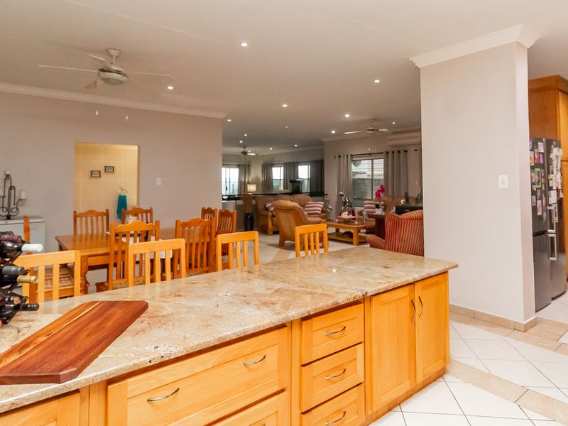 Spacious Family home in Secure Boomed-Off Area - Faerie Glen - Photo 7