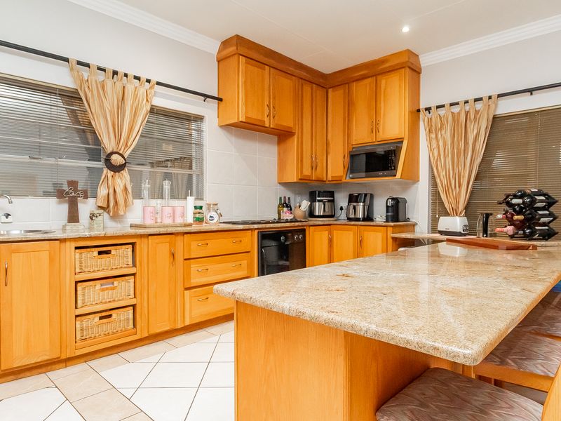 Spacious Family home in Secure Boomed-Off Area - Faerie Glen - Photo 6