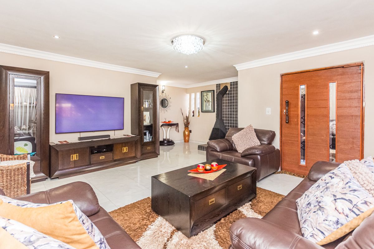 Meadowlands Ext 12 Mansion For Sale - Photo 2