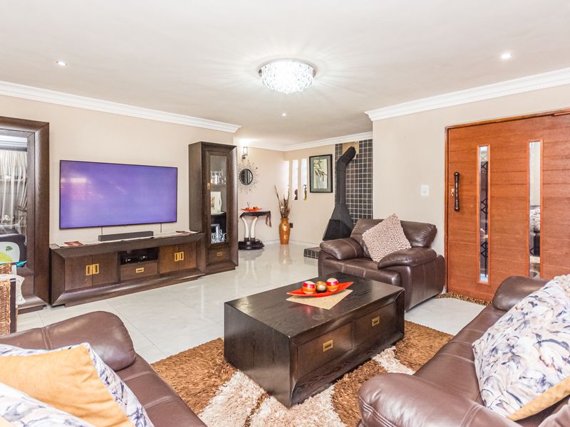 Meadowlands Ext 12 Mansion For Sale - Photo 2