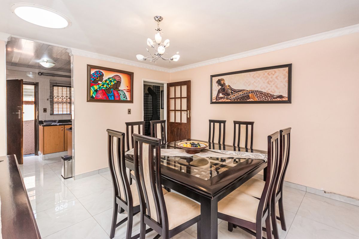 Meadowlands Ext 12 Mansion For Sale - Photo 5