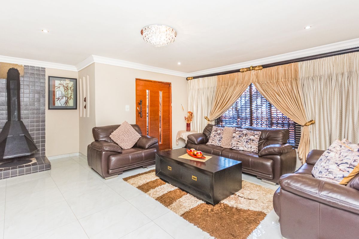 Meadowlands Ext 12 Mansion For Sale - Photo 3