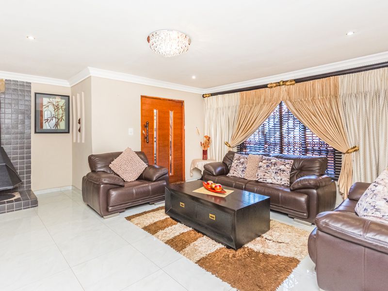 Meadowlands Ext 12 Mansion For Sale - Photo 3