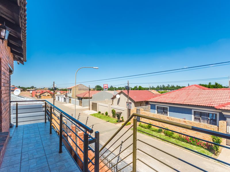 Meadowlands Ext 12 Mansion For Sale - Photo 9