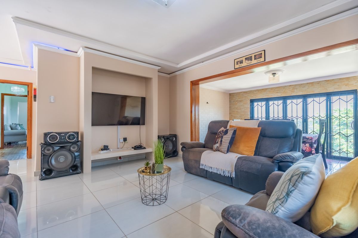 Modern Family Home For Sale in Brighton Beach – Hops Away from Glenardle Primary! - Photo 2