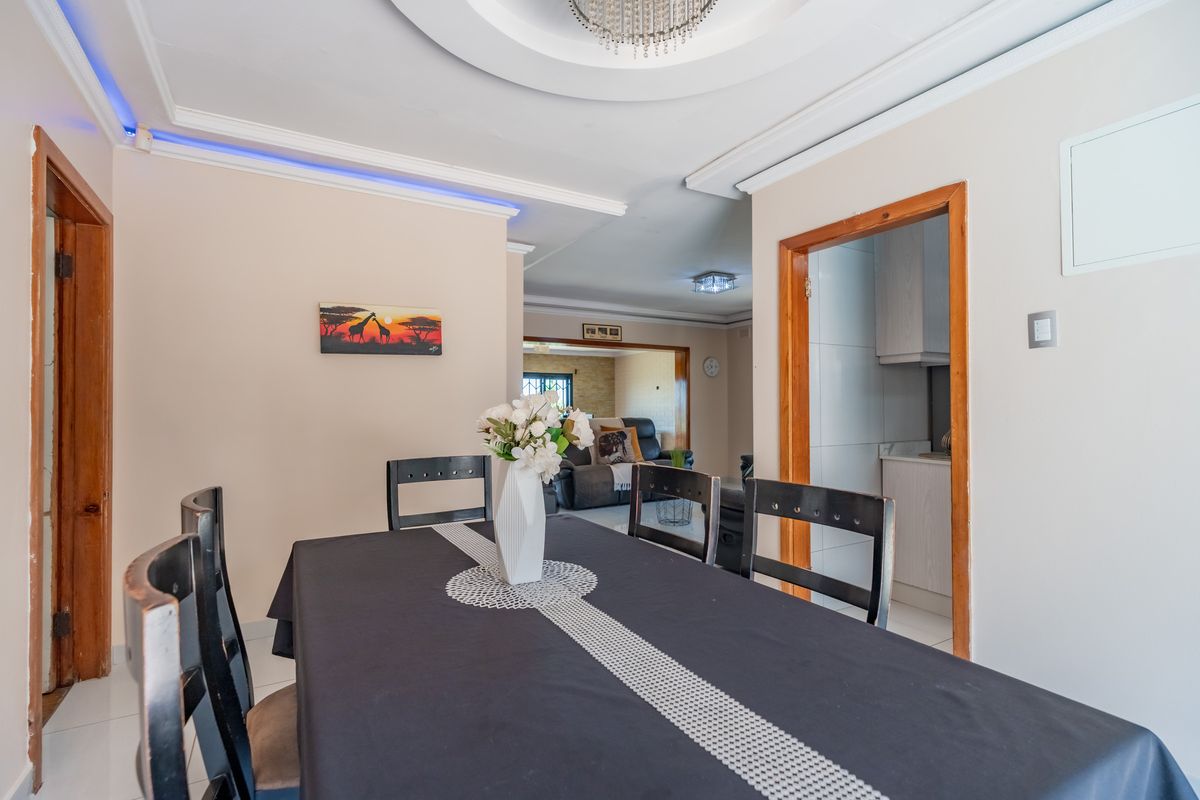 MOTIVATED SELLERS! Modern Family Home and Entertainer’s Paradise in Prime Location! - Photo 3