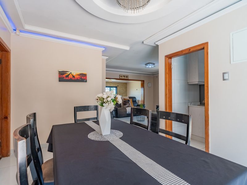 MOTIVATED SELLERS! Modern Family Home and Entertainer’s Paradise in Prime Location! - Photo 3
