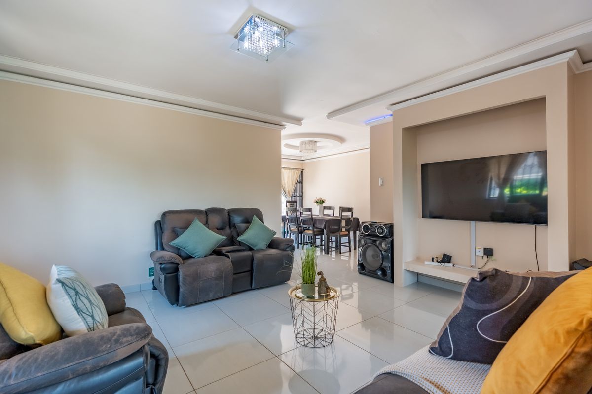 MOTIVATED SELLERS! Modern Family Home and Entertainer’s Paradise in Prime Location! - Photo 2