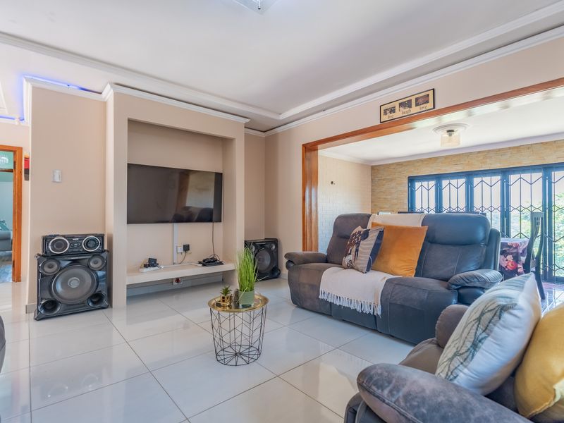 MOTIVATED SELLERS! Modern Family Home and Entertainer’s Paradise in Prime Location! - Photo 9