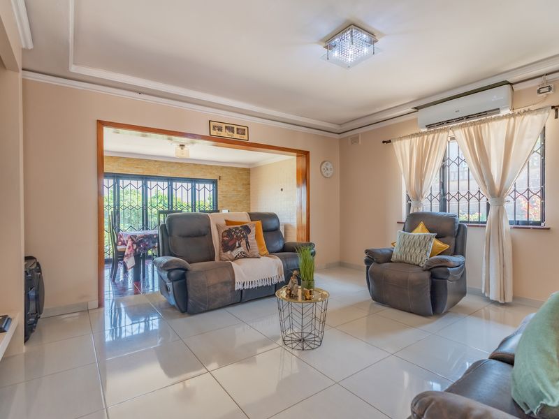 MOTIVATED SELLERS! Modern Family Home and Entertainer’s Paradise in Prime Location! - Photo 8
