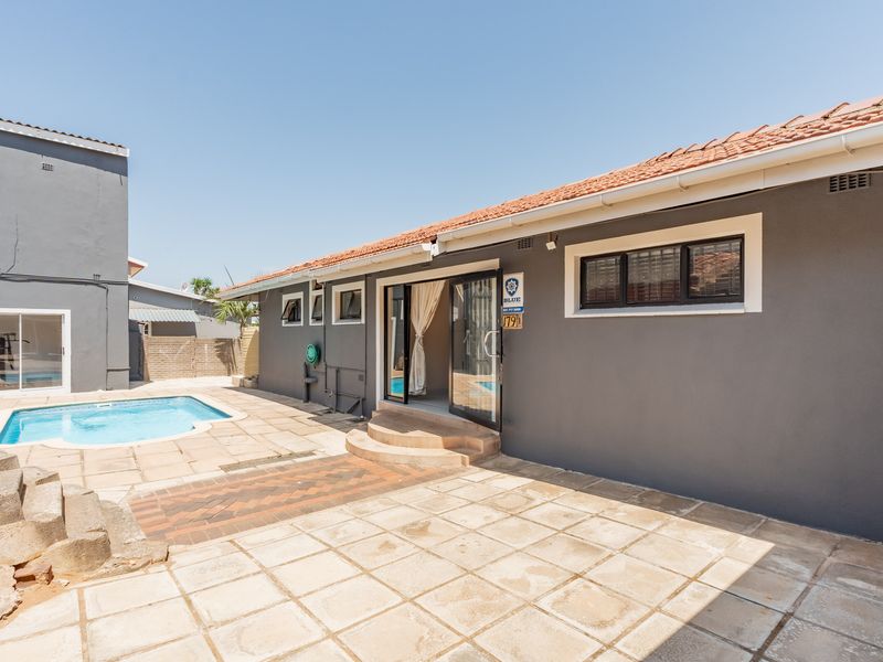 MOTIVATED SELLERS! Modern Family Home and Entertainer’s Paradise in Prime Location! - Photo 7