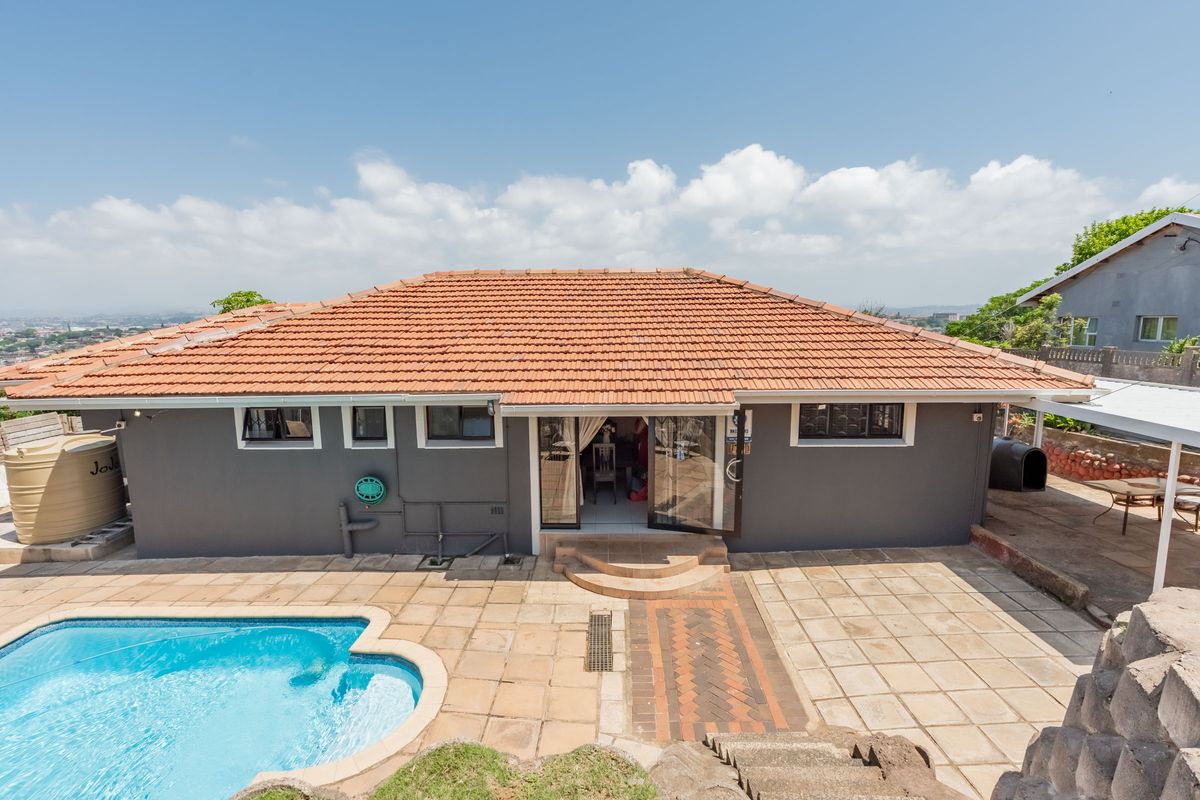 MOTIVATED SELLERS! Modern Family Home and Entertainer’s Paradise in Prime Location! - Photo 5