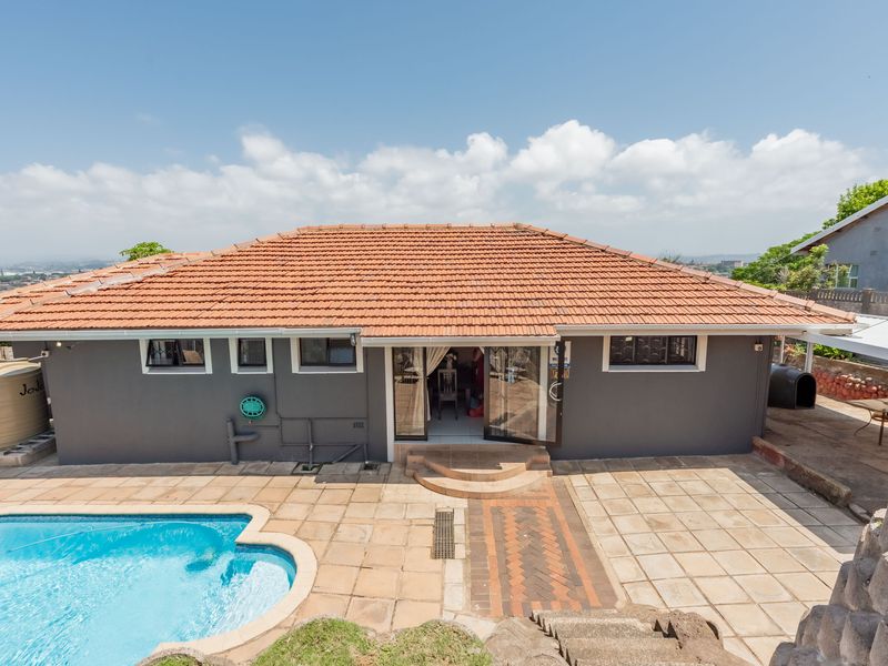 MOTIVATED SELLERS! Modern Family Home and Entertainer’s Paradise in Prime Location! - Photo 5