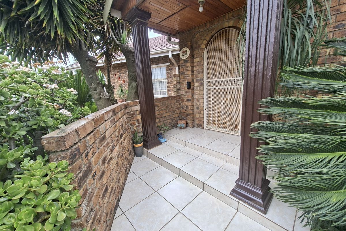 Your Garden Paradise Awaits - Beautifully Landscaped Family Home.aped - Photo 2