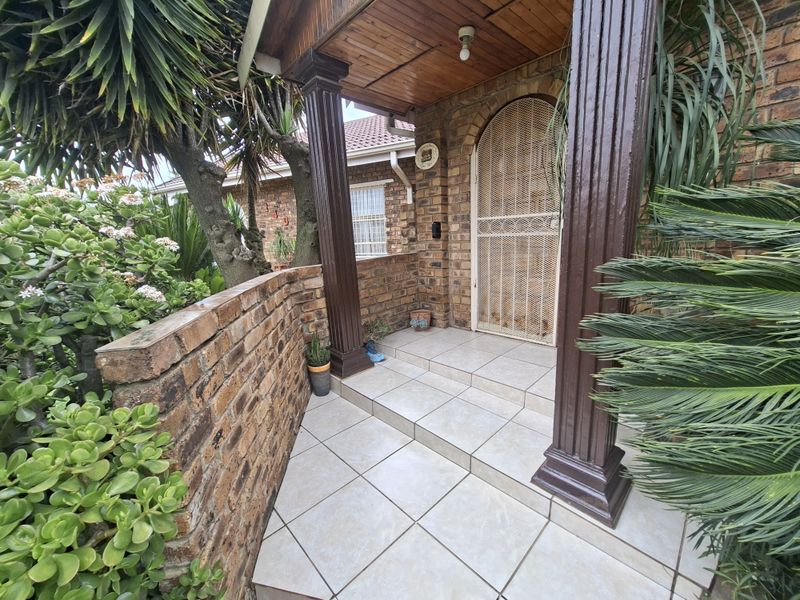 Your Garden Paradise Awaits - Beautifully Landscaped Family Home.aped - Photo 2