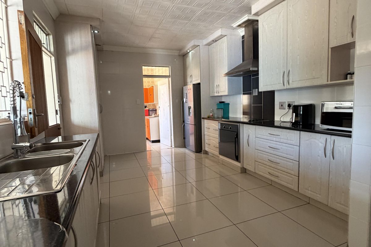 Elegant 4-Bedroom Double-Storey Home with Generous Living Spaces - Photo 2