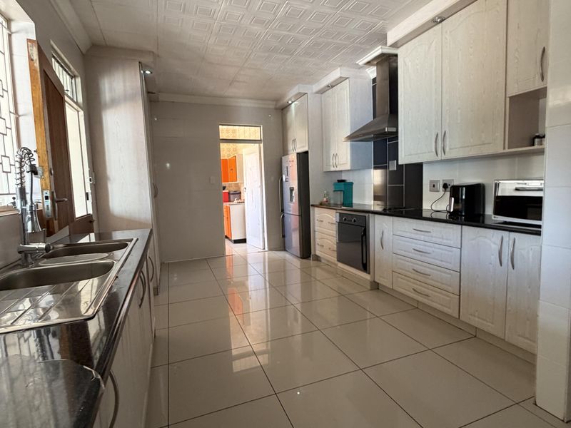 Elegant 4-Bedroom Double-Storey Home with Generous Living Spaces - Photo 2