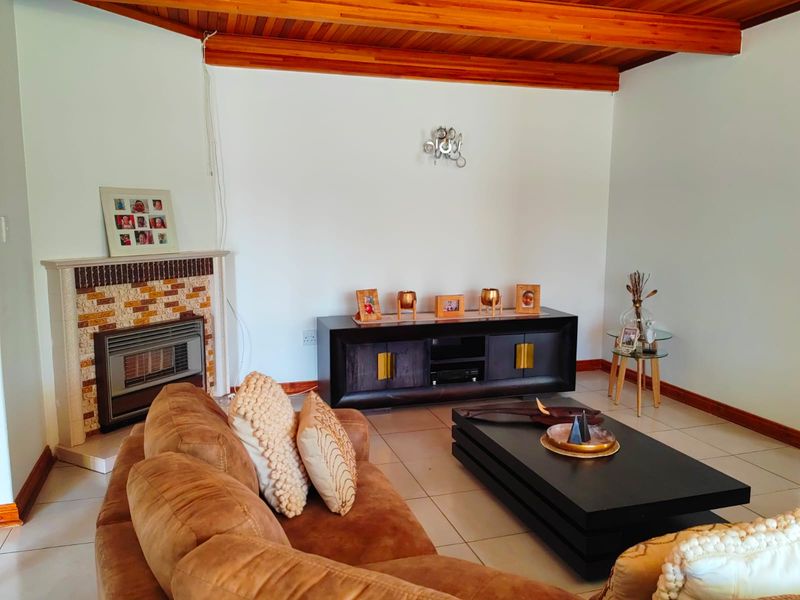 Elegant 4-Bedroom Double-Storey Home with Generous Living Spaces - Photo 8