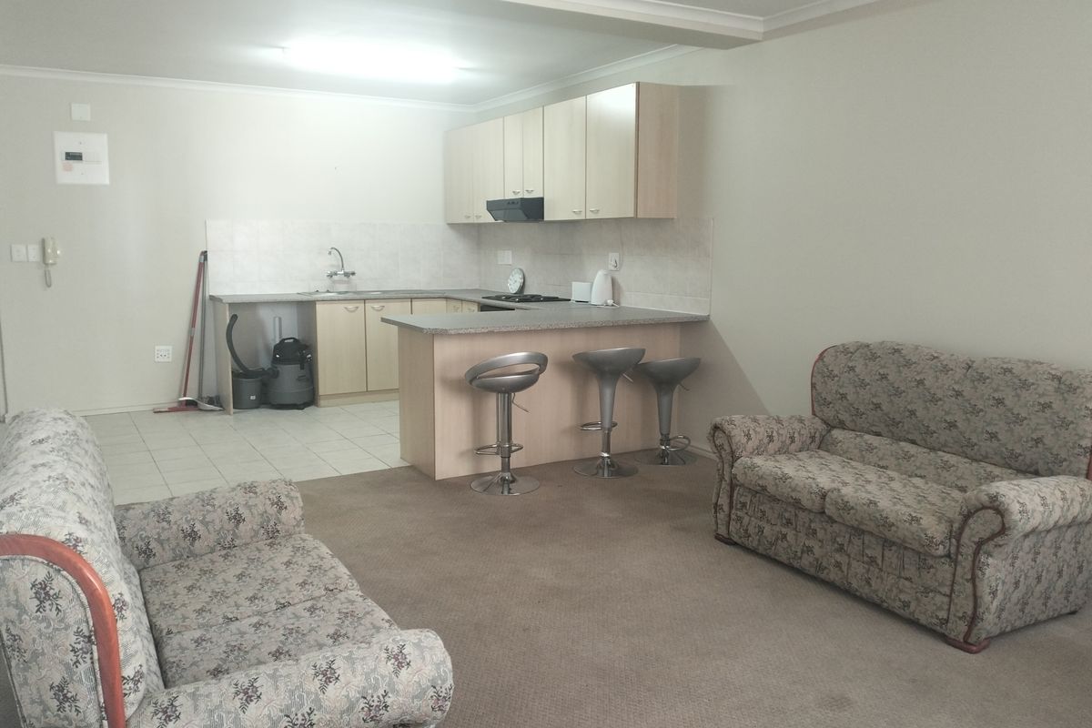 Sunny & Spacious 1-Bedroom Apartment with Mountain Views | Wynberg - Photo 4