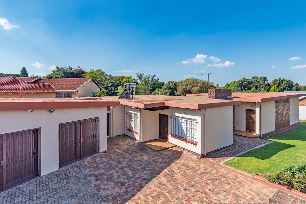 Spacious, Pristine Family Home in Prime Helderkruin Location - Photo 2