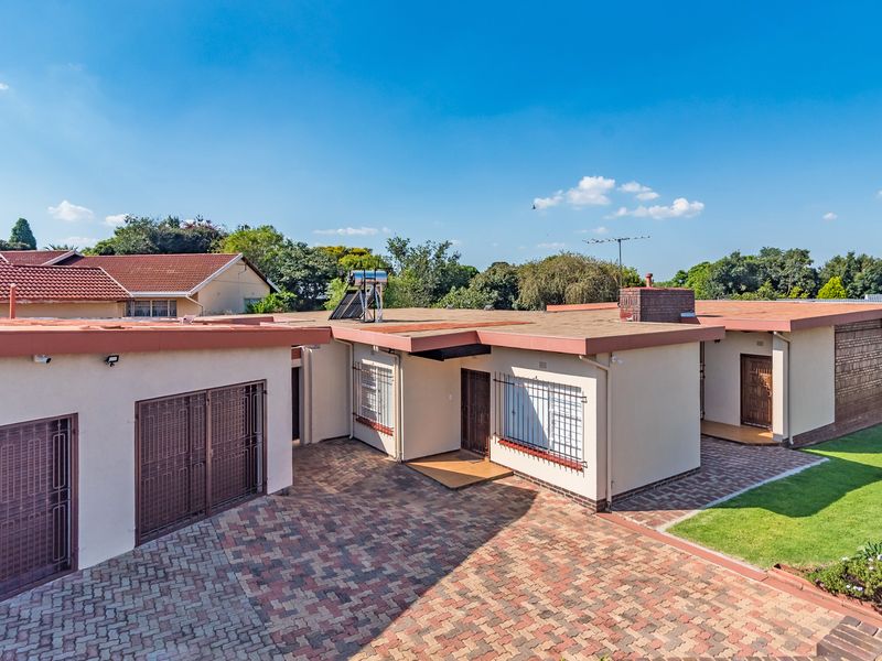 Spacious, Pristine Family Home in Prime Helderkruin Location - Photo 2