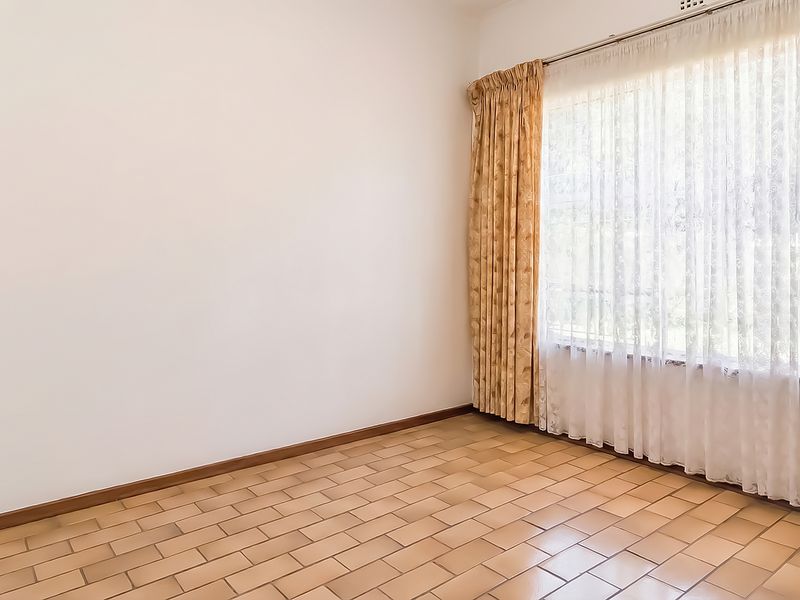 Spacious, Pristine Family Home in Prime Helderkruin Location - Photo 9