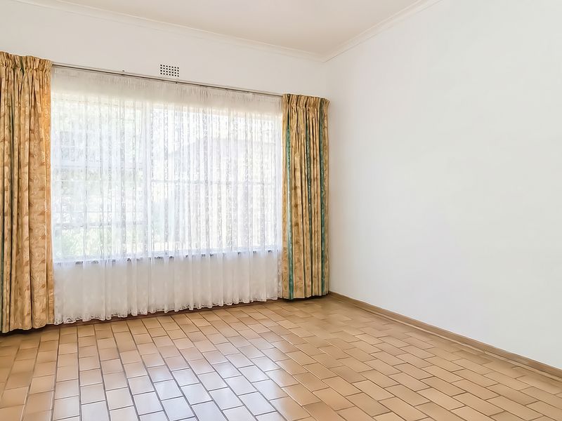 Spacious, Pristine Family Home in Prime Helderkruin Location - Photo 8