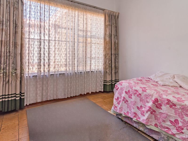 Spacious, Pristine Family Home in Prime Helderkruin Location - Photo 7