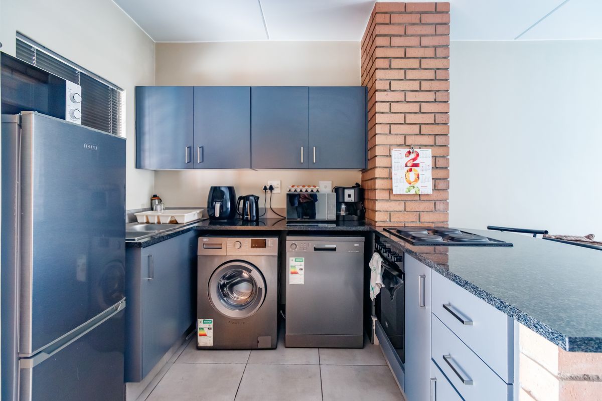 Beautiful 2 Bed 2 Bath Ground Floor Unit For R1 100 000 - Photo 3
