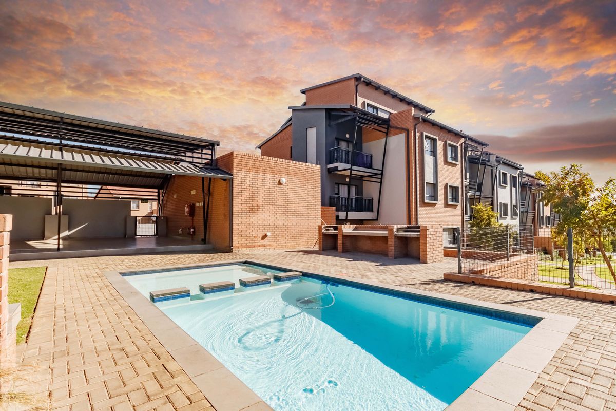 Beautiful 2 Bed 2 Bath Ground Floor Unit For R1 100 000 - Photo 2