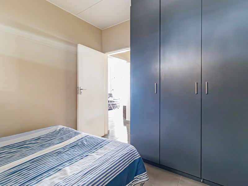Beautiful 2 Bed 2 Bath Ground Floor Unit For R1 100 000 - Photo 9