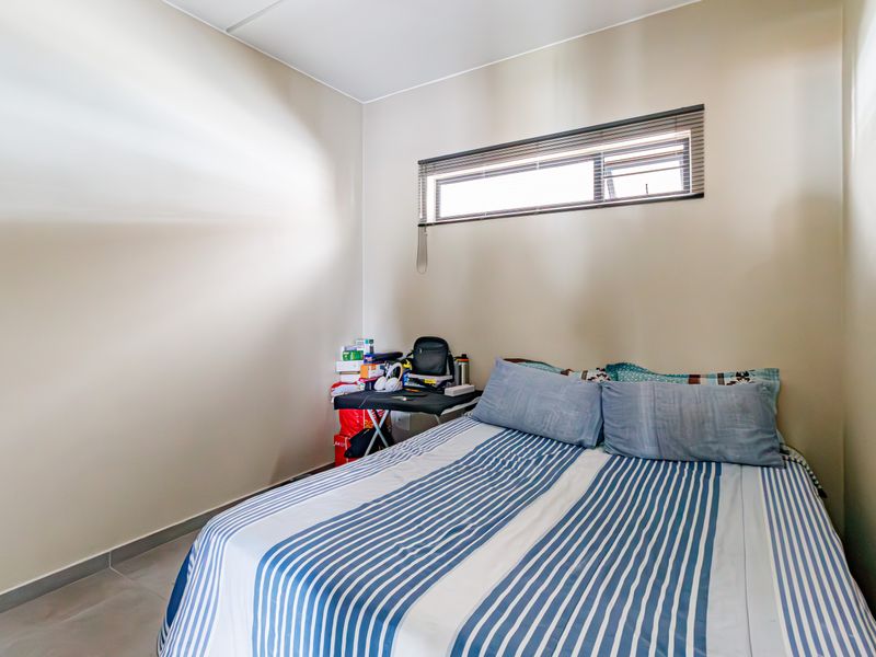 Beautiful 2 Bed 2 Bath Ground Floor Unit For R1 100 000 - Photo 8