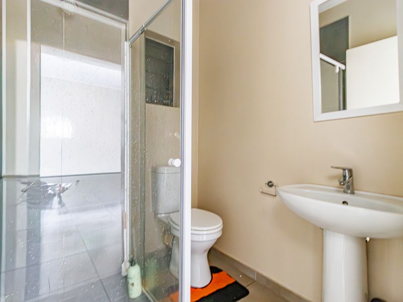 Beautiful 2 Bed 2 Bath Ground Floor Unit For R1 100 000 - Photo 7