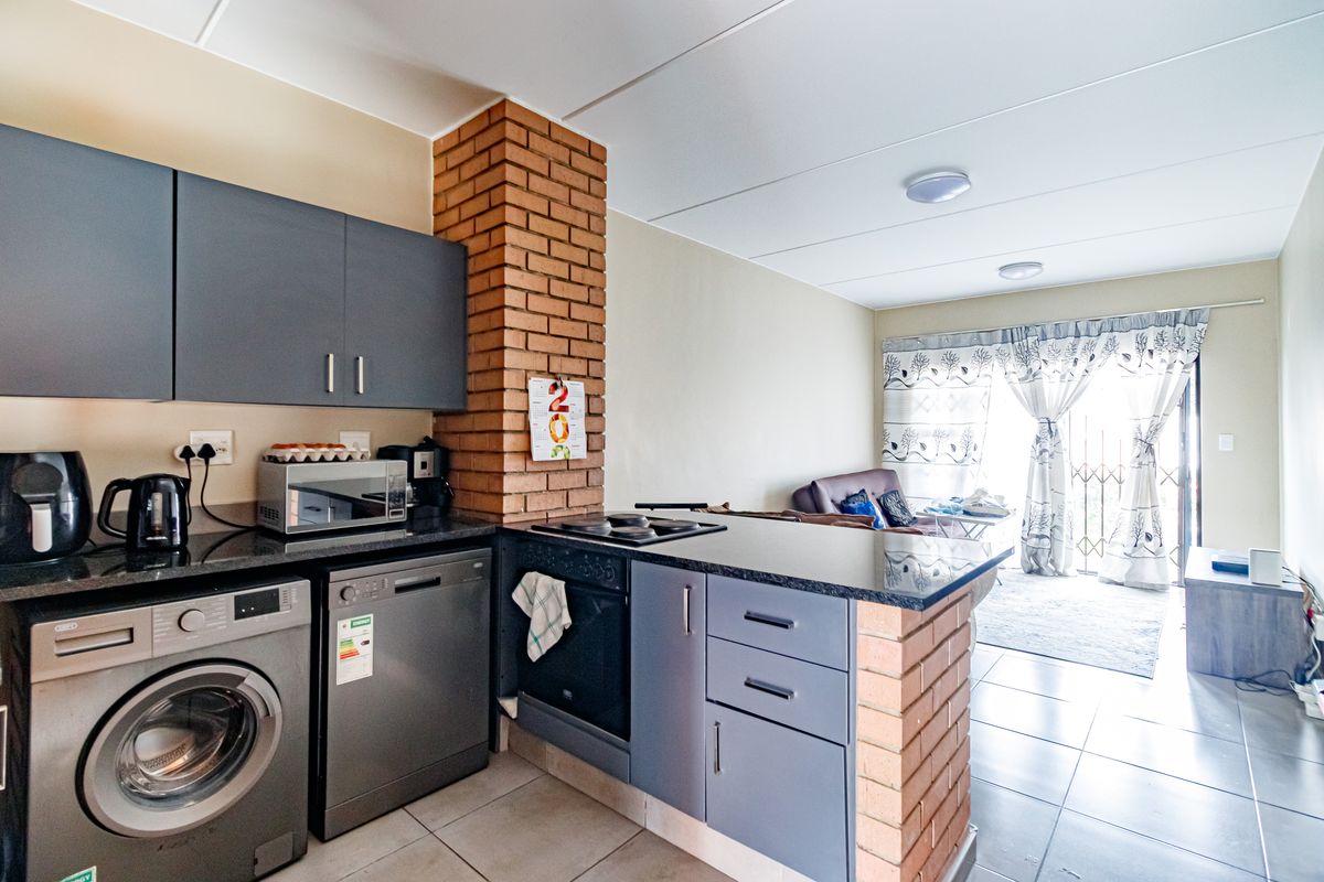 Beautiful 2 Bed 2 Bath Ground Floor Unit For R1 100 000 - Photo 4