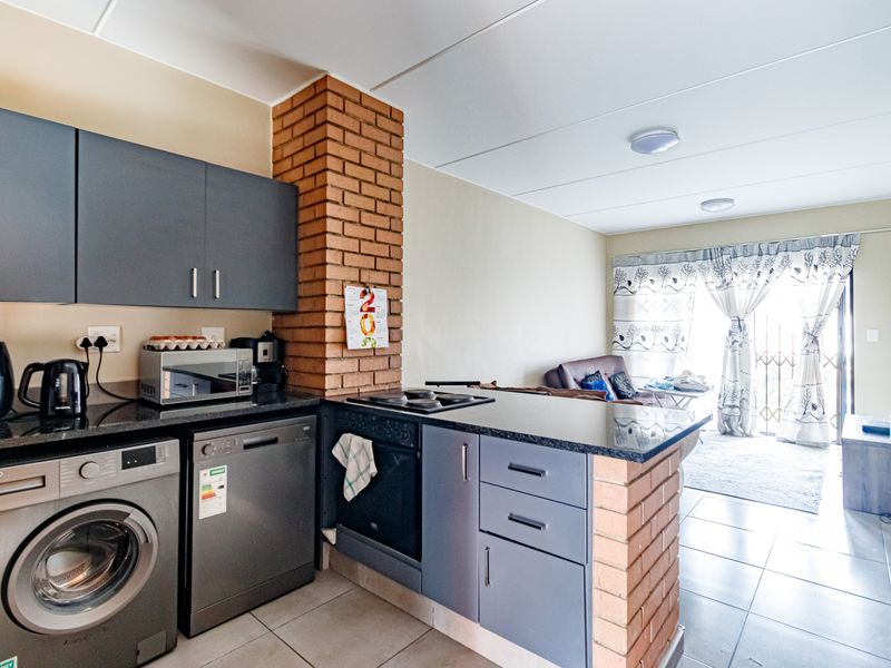 Beautiful 2 Bed 2 Bath Ground Floor Unit For R1 100 000 - Photo 4