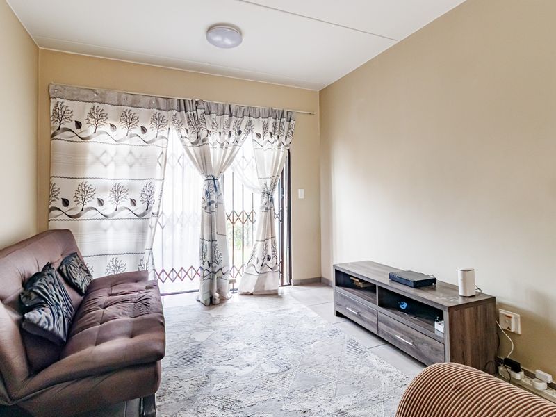 Beautiful 2 Bed 2 Bath Ground Floor Unit For R1 100 000 - Photo 6