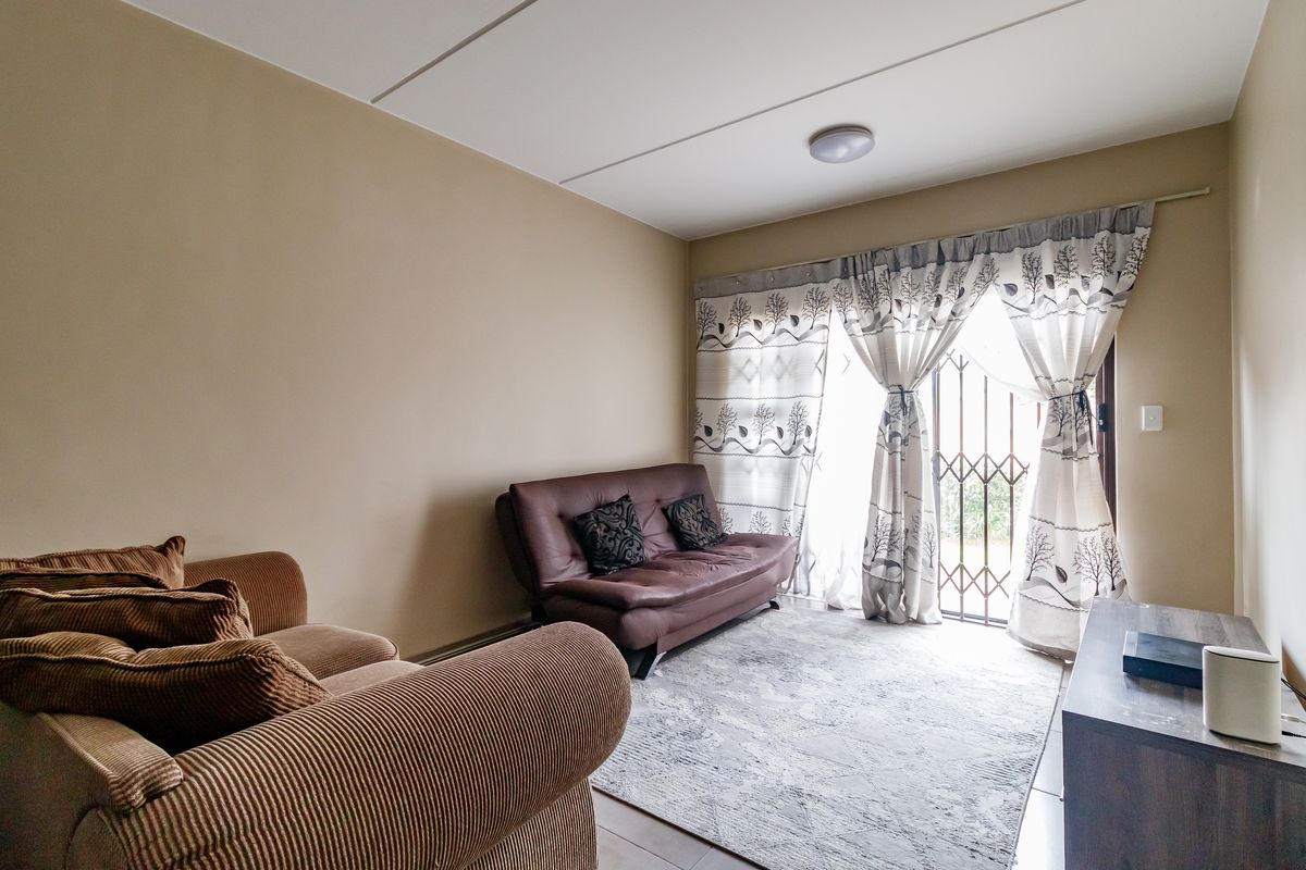 Beautiful 2 Bed 2 Bath Ground Floor Unit For R1 100 000 - Photo 5