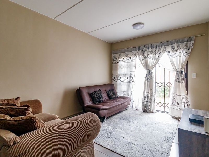 Beautiful 2 Bed 2 Bath Ground Floor Unit For R1 100 000 - Photo 5