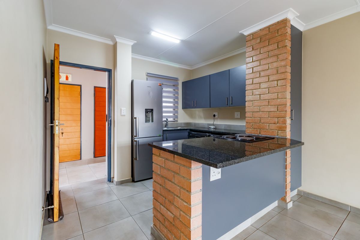 2 Bed 2 Bath Modern Unit on 2nd Floor - Photo 3