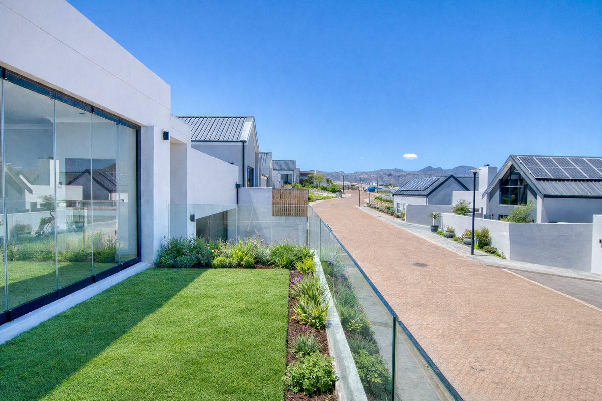 Modern New-Build in Mzuri Estate, Somerset West - Photo 4