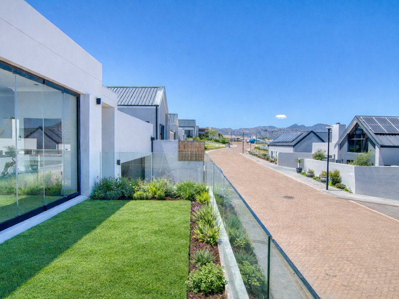 Modern New-Build in Mzuri Estate, Somerset West - Photo 4