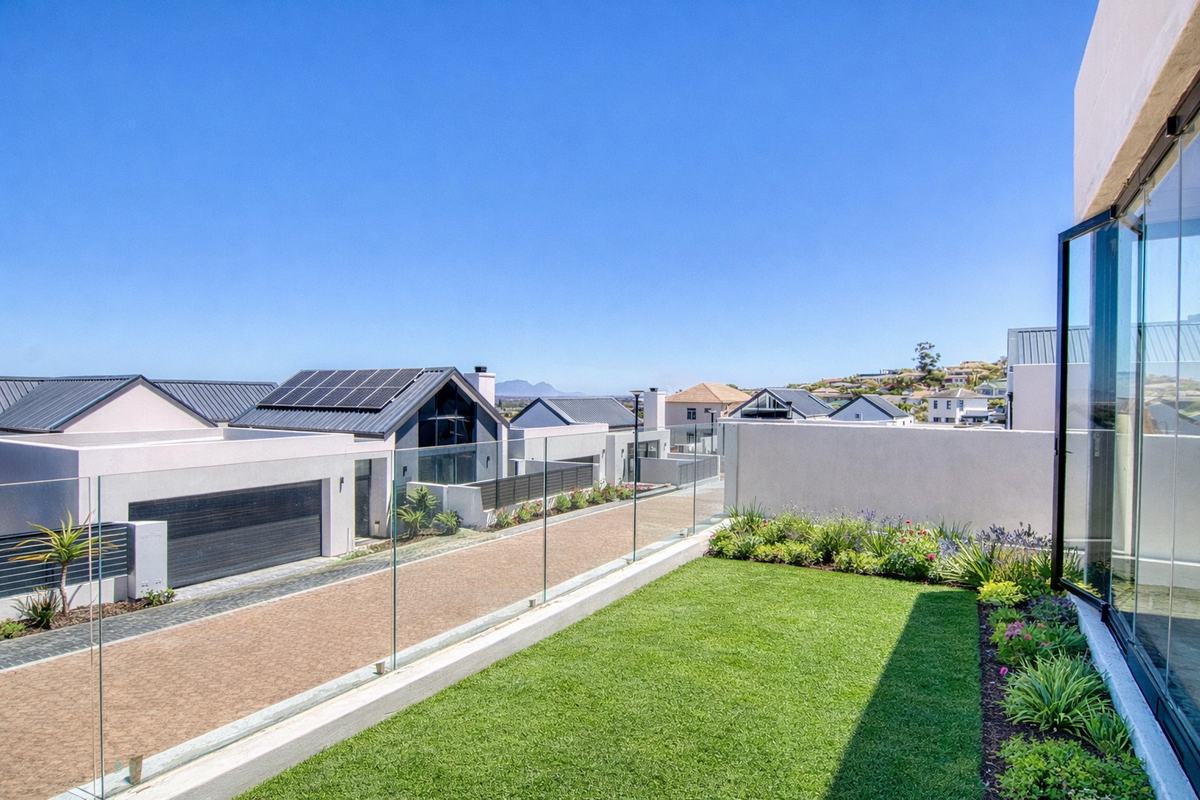 Modern New-Build in Mzuri Estate, Somerset West - Photo 2