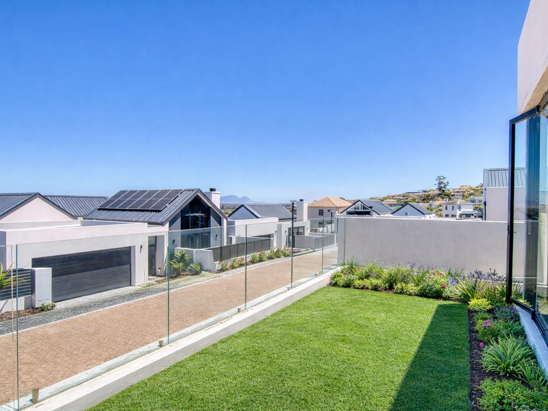 Modern New-Build in Mzuri Estate, Somerset West - Photo 2