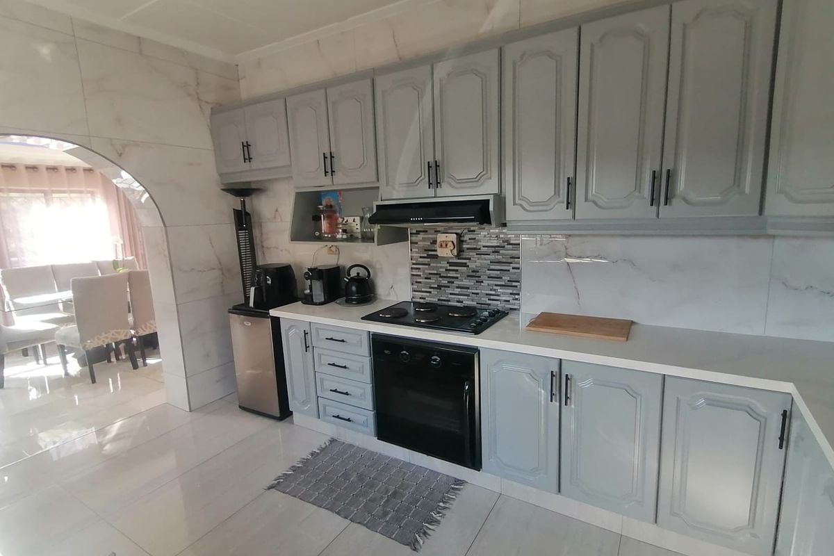 Exquisite Living Awaits You in Sarnia, Pinetown - Photo 4